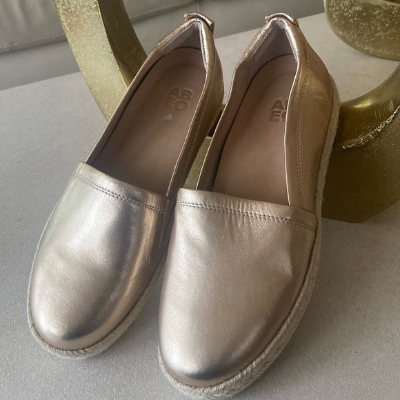 ABEO Isle Gold Metallic Leather Slip-on Walking Shoe Jute Wrap Sole Normcore - Picture 3 of 16